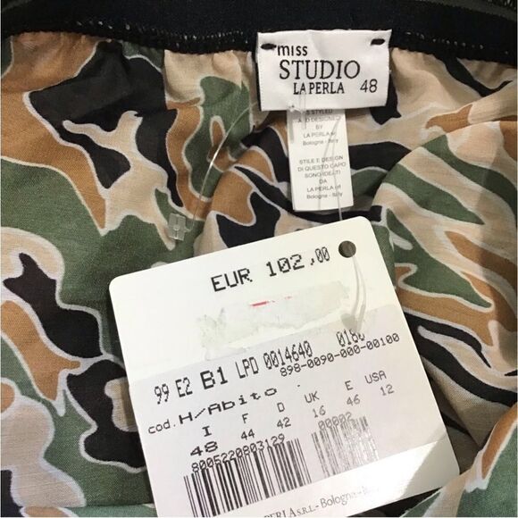 LaPerla Miss Studio Camouflage
V-Neck Night Gown New With Tag
Size 12 - Picture 10 of 10